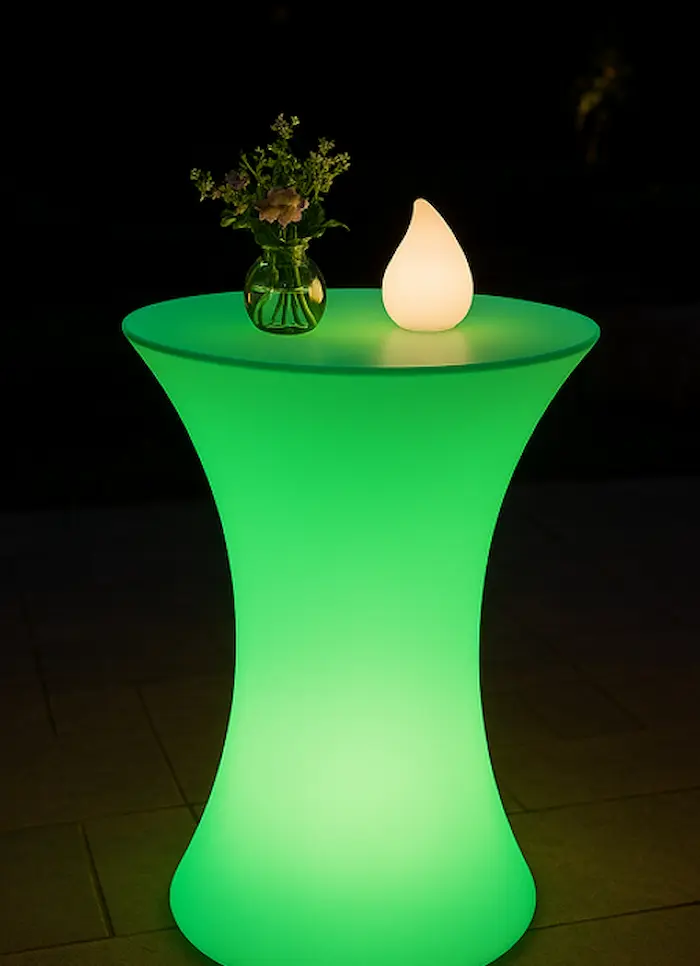 Interior de una casa Pared decorada con objetos ornamentales